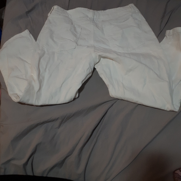 Liquid X White Capris - Picture 4 of 4